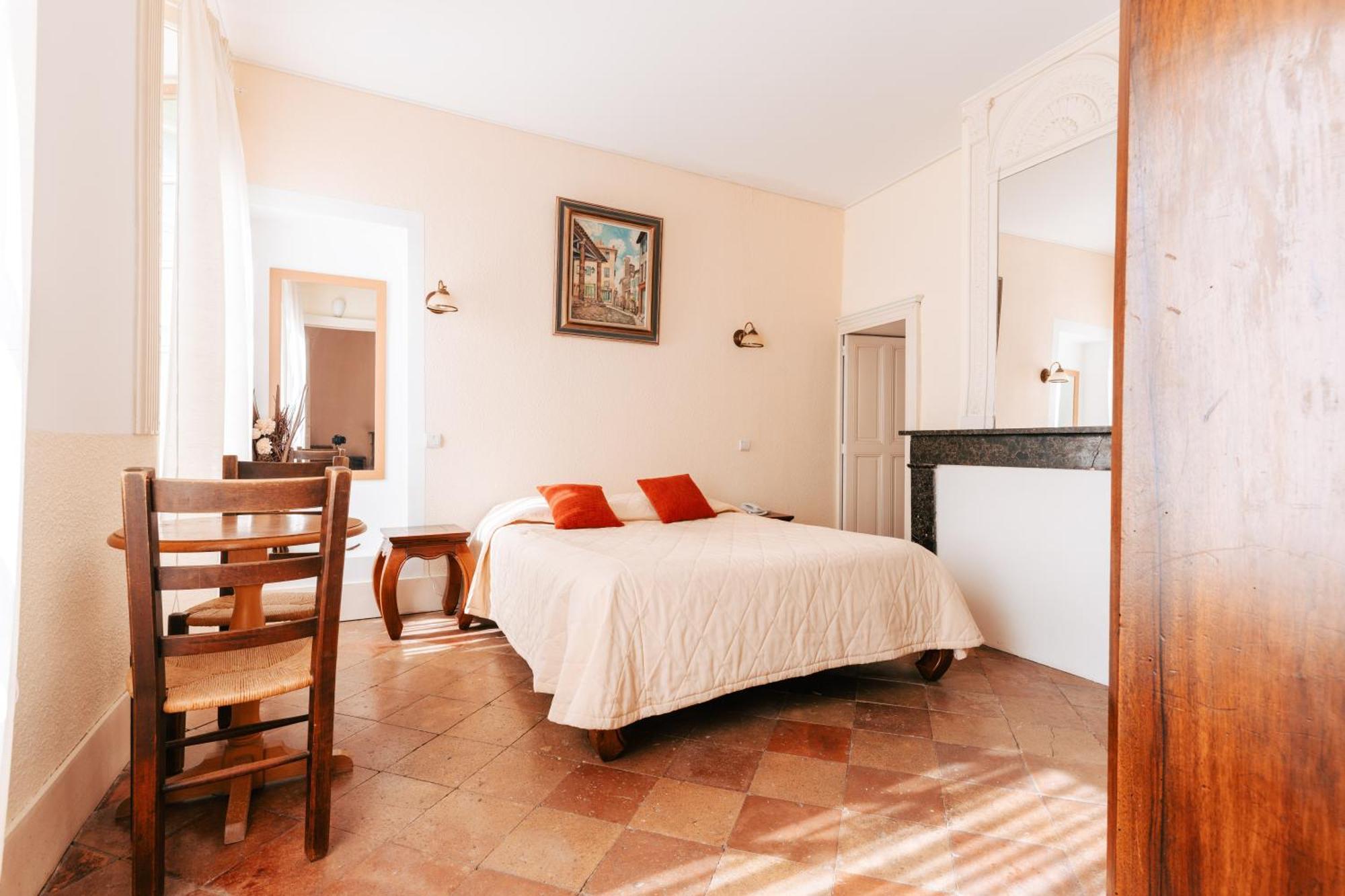 Hotel Des Consuls Castelnau-de-Montmiral Bagian luar foto
