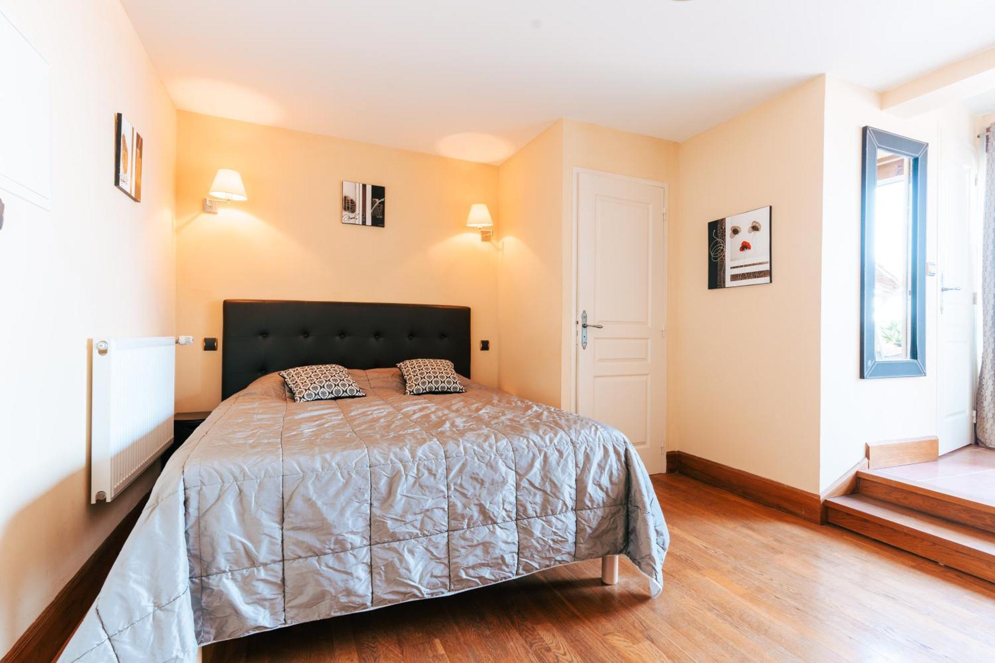 Hotel Des Consuls Castelnau-de-Montmiral Bagian luar foto