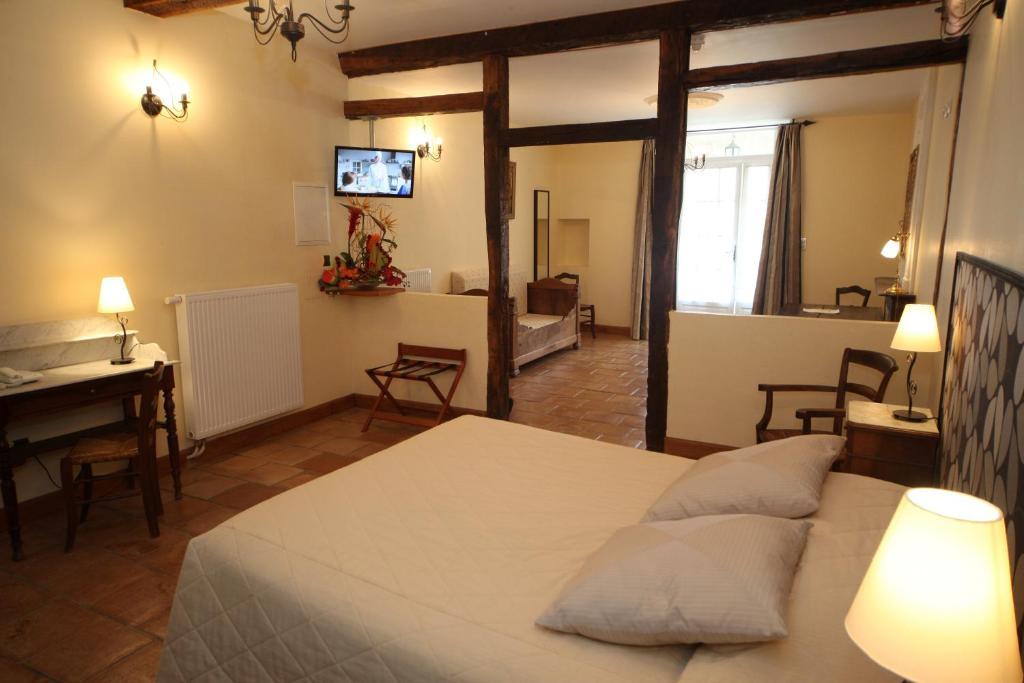 Hotel Des Consuls Castelnau-de-Montmiral Ruang foto